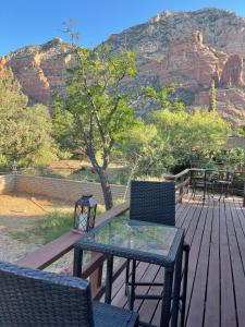 塞多纳Sedona Room Homestay - Thunder Mountain的山间甲板上的桌椅