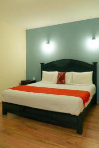 圣克里斯托瓦尔-德拉斯卡萨斯VO´E的一间卧室配有一张带白色和红色床单的大床