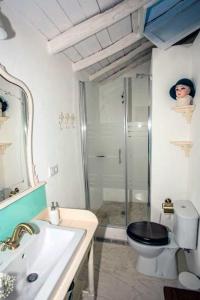阿德耶Casa Leandra con jacuzzi的浴室配有卫生间、盥洗盆和淋浴。