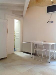 滨海波利尼亚诺坎特努纳住宿加早餐旅馆的一间设有桌子、椅子和门的房间