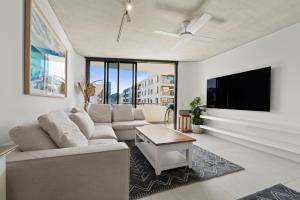 悉尼Premium Bondi Beach 2 Bedroom with Beach view and parking的带沙发和平面电视的客厅
