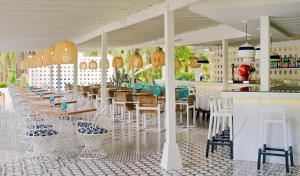 洛斯克里斯蒂亚诺斯H10比格苏尔精品酒店 - 仅限成人的一间设有白色桌椅的餐厅和一间酒吧