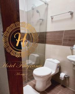 蒙波斯Hotel Filigrana Mompox的一间带卫生间的浴室和墙上的标志
