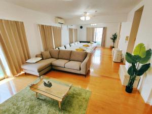 福冈River Sky Hakata的客厅配有沙发和桌子