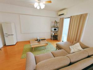 福冈River Sky Hakata的客厅配有沙发和桌子