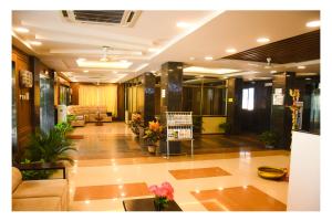 蒂鲁琴杜尔Hotel SR Tiruchendur的大楼的大堂,有等候室