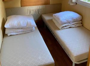 塞弗讷姆Breitner Chalet op de Schatberg的小房间设有两张带枕头的床。