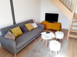 布鲁瓦La MAIS'ANGE - Charmante maison proche centre的客厅配有灰色的沙发和桌子