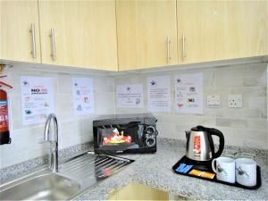 迪拜Abu Hail Star Residence - Home Stay的厨房台面配有烤面包机和炉灶