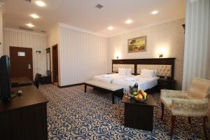 巴库新巴库酒店的配有一张床和一把椅子的酒店客房