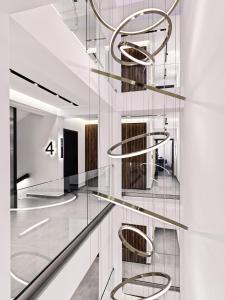 塞萨洛尼基Vanoro Hotel的大堂的螺旋楼梯,设有玻璃架子