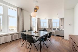 泽布吕赫Residence Palace Style app in a unique building的一间带桌椅的用餐室