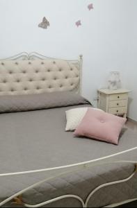 奥里亚Elisea House的一间卧室配有一张带粉红色枕头的床
