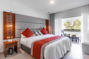 迪亚尼海滩南棕榈海滩度假酒店的一间卧室配有一张大床和一张桌子