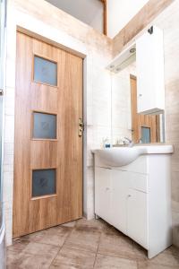 莱格尼察Avalon apart 2的一间带木门和水槽的浴室