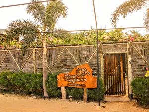 巴拉格兰德Pousada Barra del Mundo的棕榈树建筑前的标志