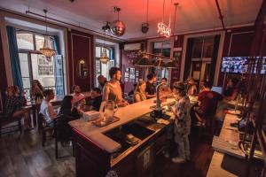 里斯本里斯本家庭旅馆的一群人坐在餐厅酒吧里