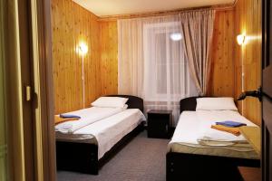 胡日尔贝加尔之星酒店的酒店客房设有两张床和窗户。