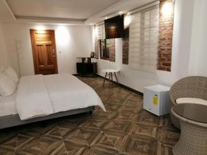 巴尼奥斯皇家水疗旅馆的一间带白色床的卧室和一间浴室