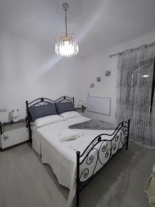 阿西西Le Casette di Franco & Anna的一间卧室配有一张大床和一个吊灯。