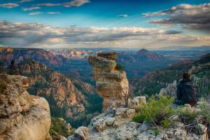 塞多纳Sedona Room Homestay - Thunder Mountain的站在山边的人,俯瞰着峡谷