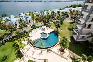 马霍礁Skyline Luxury 5 Star Condo的享有带游泳池的度假村的空中景致