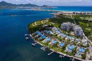 马霍礁Skyline Luxury 5 Star Condo的享有度假村和水域的空中景致
