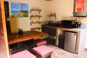 科尔多瓦Casa Bonita Hotel y Hostal的厨房配有柜台和带微波炉的桌子