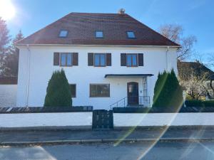 福森Stadtvilla Falkenstein的白色房子,有棕色的屋顶