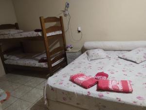 阿瓜斯-迪圣佩德罗Pousada Líder的一间卧室配有一张床和两张双层床。