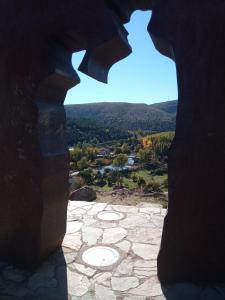 索里亚El Collado 17的从建筑的洞中欣赏美景