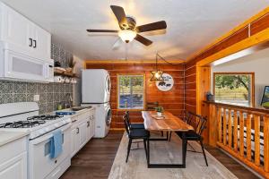 DoorMat Vacation Rentals - Brother Bear Cabin with free WIFI!的厨房或小厨房