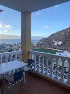圣地亚哥海滩Apartamento en La Gomera, Playa de Santiago, Alajeró的阳台配有桌椅,享有海景。