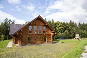 弗林布尔克Luxusní srub až 24 lůžek - Sruby-lipno的小木屋设有 ⁇ 篷和大窗户