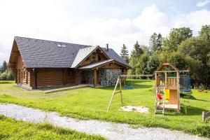 弗林布尔克Luxusní srub až 24 lůžek - Sruby-lipno的小木屋,带游乐场和房子