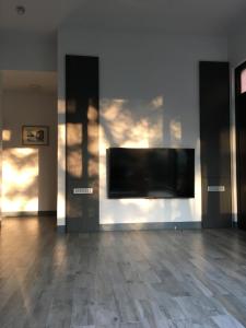 Tongxiao轻山居的客厅设有壁挂式平面电视。