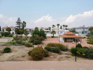 皮拉Ria Beach Sea View Apartment的享有公园美景,设有凉亭