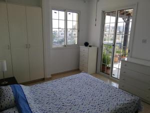 皮拉Ria Beach Sea View Apartment的一间卧室设有一张床和两个窗户。