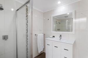 贝纳拉阿方德尔汽车旅馆的白色的浴室设有水槽和淋浴。