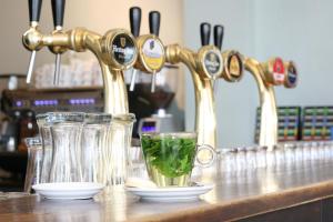 蒂尔堡蒂尔堡赫伯格海特瓦本婉酒店的厨房柜台配有玻璃杯和水槽及绿饮料