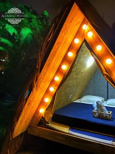伊利亚贝拉Smartcamp Ilhabela ᵇʸ ᴬᴸᴱᴮᴬᴴᴸᴵ的一间卧室,配有带灯的帐篷