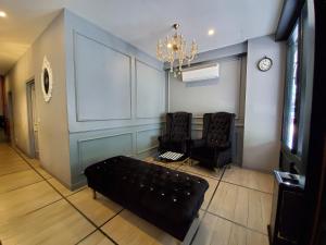 八打灵再也Apex Boutique Hotel @ Bandar Sunway的客厅配有两把椅子和一张沙发