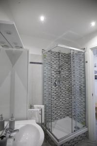 热那亚Casa San Vincenzo, un nido nel cuore di Genova.的带淋浴和盥洗盆的浴室