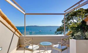 尼尔森湾阿玛纳豪华海滩度假酒店 的阳台配有两把椅子,享有海景。