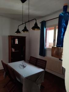 阿杜尔河畔艾尔La villa Bherte dé cil的用餐室配有桌椅和灯光