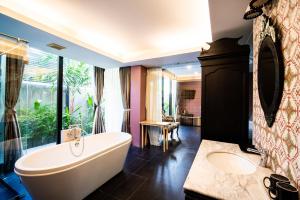 芭东海滩See Sea Villa Phuket SHA的一间带大浴缸和水槽的浴室