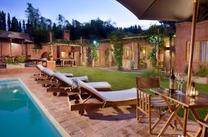 查克拉斯德科里亚波萨达波拉维诺酒店的一个带躺椅的庭院和一个游泳池
