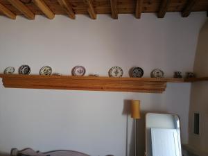 斯基罗斯岛Amphitrite Apartments Skyros的墙上有带时钟的架子的房间