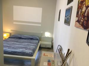 加尔巴尼亚泰米拉内塞Casa Gialla 89的一间小卧室,卧室内配有一张床铺