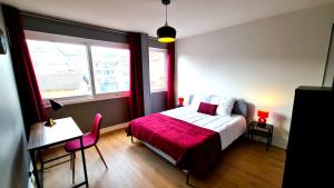 马孔Appartement Mâcon Centre T4 - 100m2的一间卧室配有一张带红色毯子的床